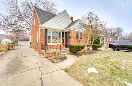 Dearborn Casa | 13 Mi to Downtown Detroit Bright Home