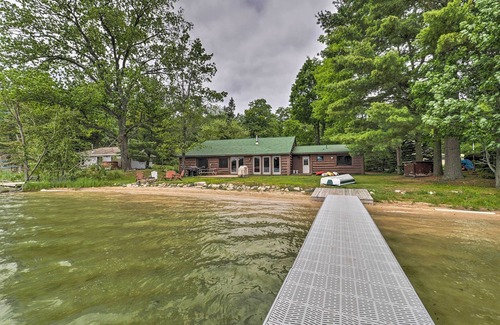 Mayfield Cabina | 13 Mi to Dtwn: Lakefront Cottage w/Dock