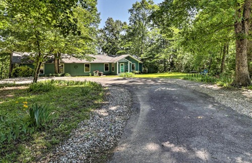 Royal Casa | 13 Mi to Hot Springs Serene Royal Home with Deck!