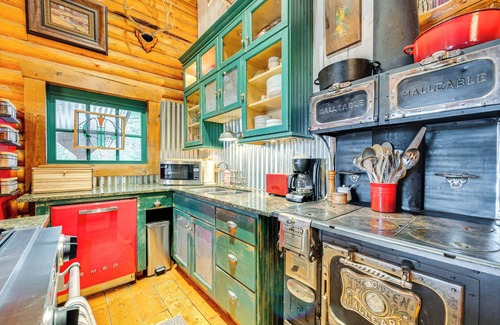 Summit Park Cabina | ~ 13 Mi to Main St: Park City Cabin w/ Mtn Views!