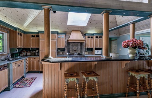 Muskoka Lakes Cabaña | ¡1300' de fachada ultra privada! 3hab 2baño! ¡Cascada! ¡Pista de tenis!