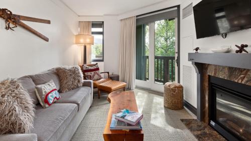 Stowe Area Complejo | 1302 Lodge At Spruce Peak Ski In Ski Out Two Bedroom By Stowe Mountain Rentals
