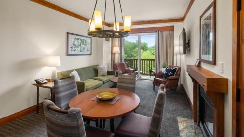 Stowe Area Complejo | 1310A 2bdrm Let It Snow 3rd Floor Mountain and Spruce Peak Views By Stowe Mountain Rentals