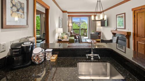 Stowe Area Complejo | 1310A 2bdrm Let It Snow 3rd Floor Mountain and Spruce Peak Views By Stowe Mountain Rentals