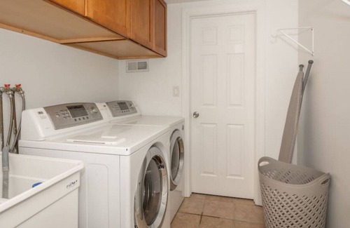 Hyde Park Casa | 1320 Duncan Ave · Hyde Park Hideaway