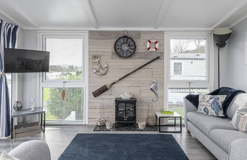 Brynteg Cabaña | 134 Glan Gors - sleeps 6 guests in 3 bedrooms