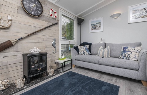 Brynteg Cabaña | 134 Glan Gors - sleeps 6 guests in 3 bedrooms