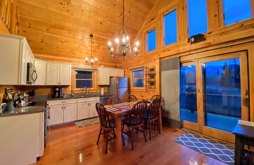 Twin Mountain Cabina | 136MD modern log cabin with AC: less than 10 minutes from Bretton Woods! POOL PASSES!