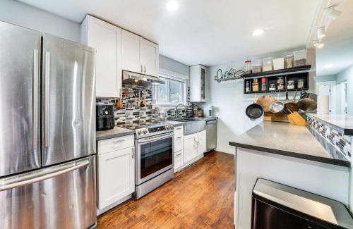 Renton Casa | 14 Mi to Dtwn Seattle Sleek Home with Large Yard