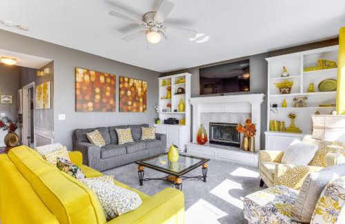 Liberty Casa | 14 Mi to Kansas City Group Getaway in Liberty!