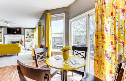 Liberty Casa | 14 Mi to Kansas City Group Getaway in Liberty!