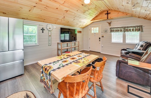 Georgetown Cabina | 14 Mi to Kentucky Horse Park: Creekside Cabin