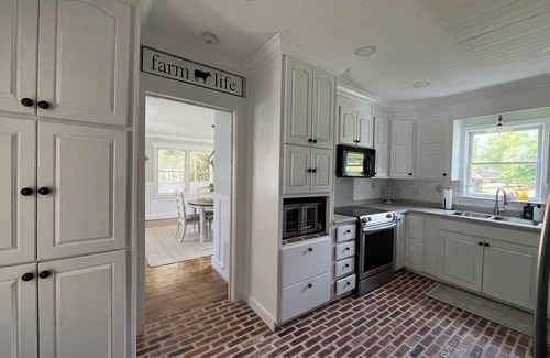 Jefferson Otro | 14 Miles from Athens- 1890s Private Farmhouse Retreat on 15 Acres w/ Barn & Pond
