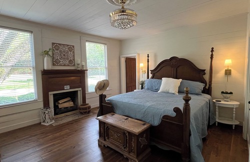 Jefferson Otro | 14 Miles from Athens- 1890s Private Farmhouse Retreat on 15 Acres w/ Barn & Pond