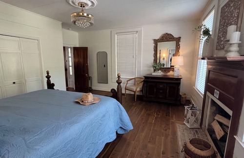 Jefferson Otro | 14 Miles from Athens- 1890s Private Farmhouse Retreat on 15 Acres w/ Barn & Pond