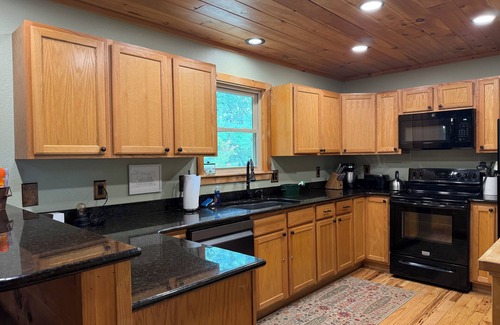 Bryson City Cabina | 14 minutes from Polar Express! Quiet Cabin w/ Hot Tub and Mountain Views!