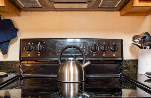 Bryson City Cabina | 14 minutes from Polar Express! Quiet Cabin w/ Hot Tub and Mountain Views!