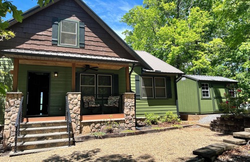 Bryson City Cabina | 14 minutes from Polar Express! Quiet Cabin w/ Hot Tub and Mountain Views!