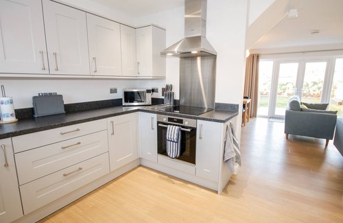 Brynteg Cabaña | 14 PARC DELFRYN, pet friendly, with a garden in Benllech
