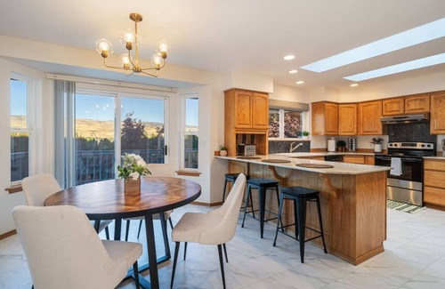 Sunnyslope Casa | 14-Person Adventure Oasis w/ Hotub