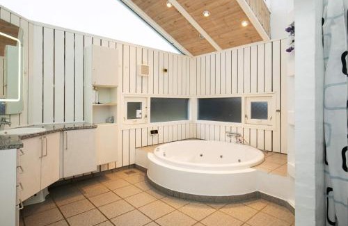 Grønhøj Casa | 14 person holiday home in Løkken-By Traum