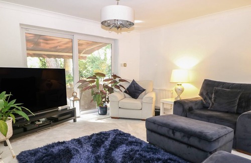 Rushmoor District Cabaña | 14 QUEEN VICTORIA COURT, family friendly in Farnborough