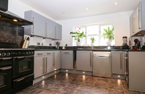 Rushmoor District Cabaña | 14 QUEEN VICTORIA COURT, family friendly in Farnborough