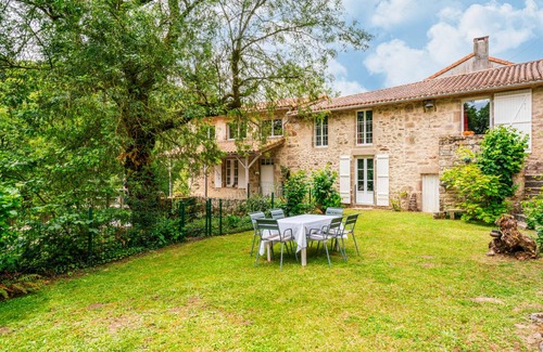 Mortagne-sur-Sevre Casa | 140 m² Casa ∙ 2 habitaciones ∙ 6 huéspedes