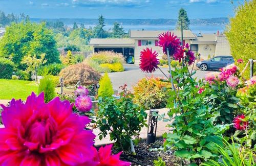Federal Way Casa | 1400sf Cozy Retreat with Sound View, Garden & Privacy