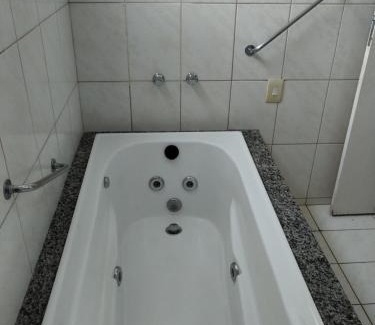 J Jeriquara Apartamento | 1403 AP 2 Quartos , banheira de hidro privativa, bebidas liberadas nas piscinas , internet no ap, proximo ao shopping singapura