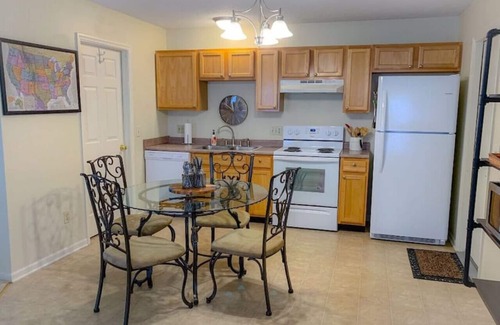 Monroe Casa | 142 Overbrook · A.O. Bungalow - Modern Attached Home