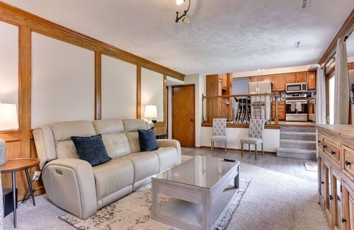 West Omaha Casa | 144th and Center! 10 mins to Village Point and 20 mins to downtown!