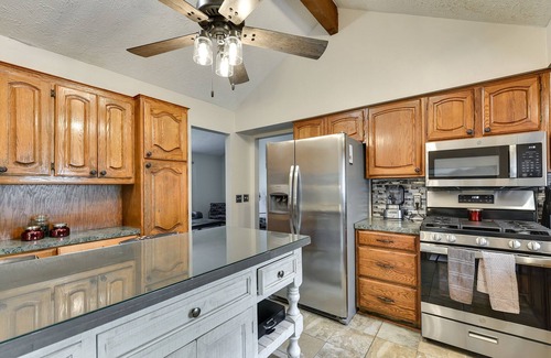 West Omaha Casa | 144th and Center! 10 mins to Village Point and 20 mins to downtown!