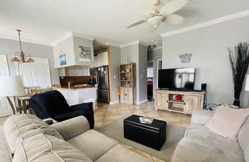 Long Beach Condominio | 146 Beau Clair - Beachside Townhome with Pool in Long Beach