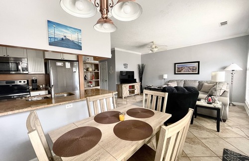 Long Beach Condominio | 146 Beau Clair - Beachside Townhome with Pool in Long Beach