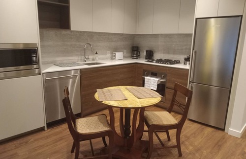 Inner Harbour Condominio | #148 Beautiful1 bed condo on Tyee Rd EV parking!