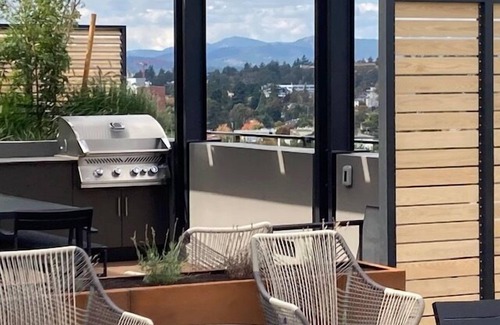 Inner Harbour Condominio | #148 Beautiful1 bed condo on Tyee Rd EV parking!