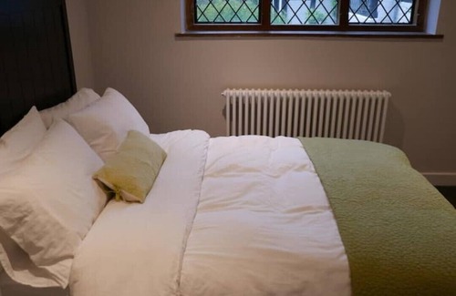Godalming Cabaña | 14th Century Converted Dairy
