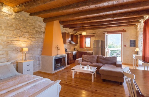 Argyroupoli Apartamento | Suite de piedra de planta abierta veneciana del siglo XIV con piscina compartida y terraza privada