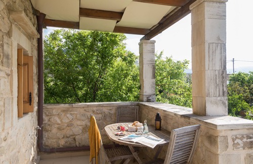 Argyroupoli Apartamento | Suite de piedra de planta abierta veneciana del siglo XIV con piscina compartida y terraza privada
