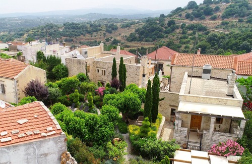 Argyroupoli Apartamento | Suite de piedra de planta abierta veneciana del siglo XIV con piscina compartida y terraza privada