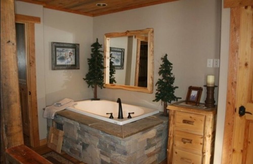 Afton Condominio | 15) 1 BEDROOM WITH LOFT CONDOS - 3 QUEENS- The Mountain Inn