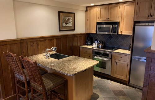 Lake Placid Condominio | 15-45% de descuento: Whiteface Lodge: piscinas, jacuzzis, spa, sala de juegos y teatro.
