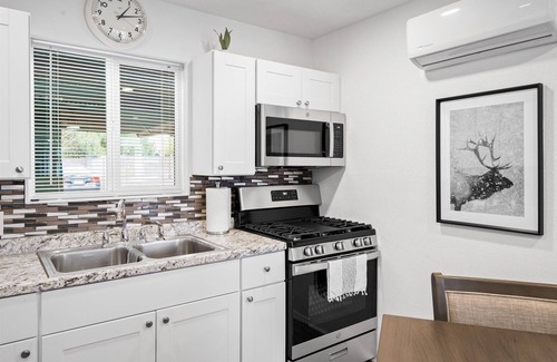 Roosevelt Condominio | 15 Chelsea Place 1 Bedroom Condo by RedAwning