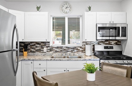 Roosevelt Condominio | 15 Chelsea Place 1 Bedroom Condo by RedAwning