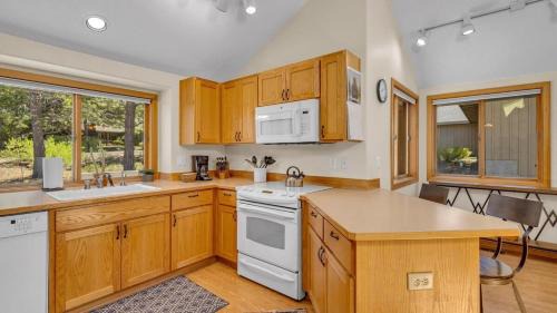 Deer Park Casa | 15 Lassen Ln home