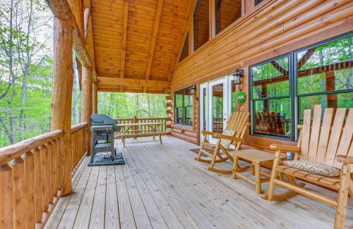 Logan Casa | 15 Mi to Hocking Hills Secluded Cabin with Hot Tub