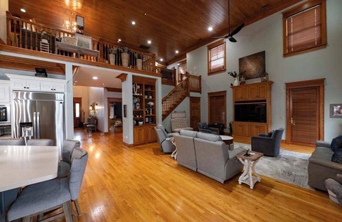 Speed Casa | 15 mi to KY Derby Churchill Downs! Lux Estate 6 BR 4b/2hb HEATED POOL, sleeps 14