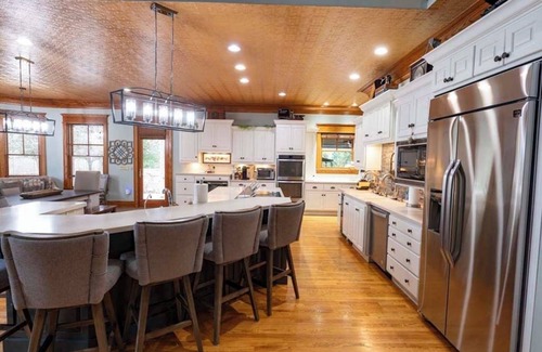 Speed Casa | 15 mi to KY Derby Churchill Downs! Lux Estate 6 BR 4b/2hb HEATED POOL, sleeps 14