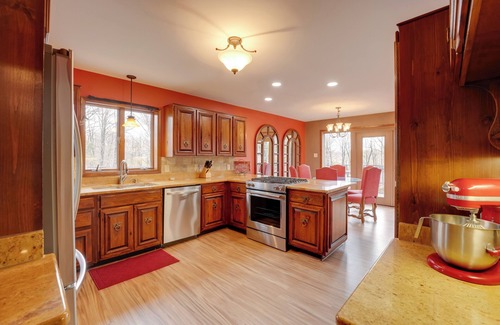 Southaven Casa | Stunning Southaven Estate: Pool & Spacious Deck!